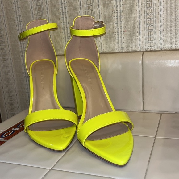 Wild diva neon yellow heels - Picture 2 of 2